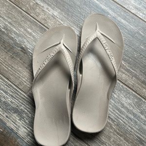 Woman’s Archie’s flip flops, new taupe color. Size 8  (39.5-40 eur) like new.